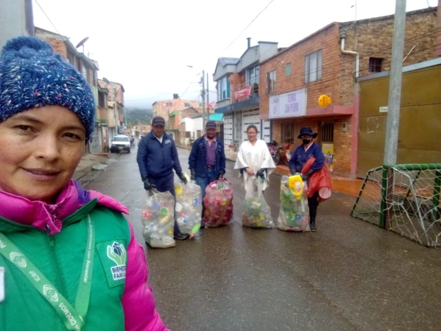 ICBF y niños y niñas de Boyacá transforman material reciclable en jornadas recreativas